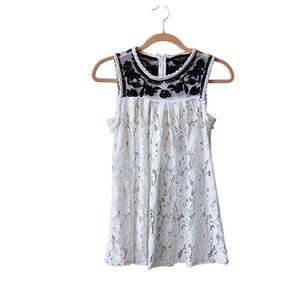 Romeo + Juliet Couture Black & White Lace Top Size M
